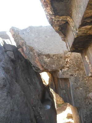 Sacsayhuam�n (Cusco), big quarry, stairs turned over in the corridor, zoom