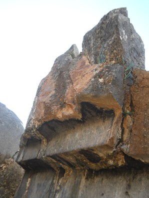 Sacsayhuam�n (Cusco), big quarry, stairs turned over in the corridor, the surface of the stairs, zoom 01