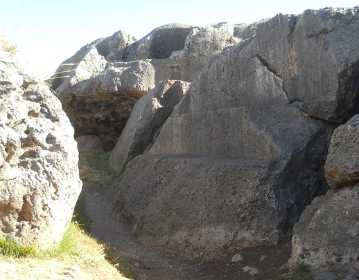 Sacsayhuam�n (Cusco), big quarry, big throne cut in stone 01 - zoom 01