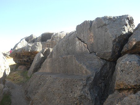 Sacsayhuam�n (Cusco), big quarry, big throne cut in stone 02