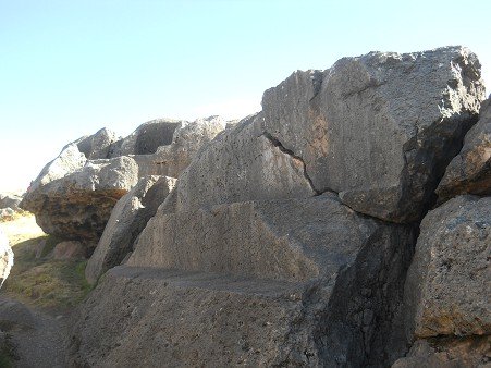 Sacsayhuam�n (Cusco), big quarry, big throne cut in stone 03
