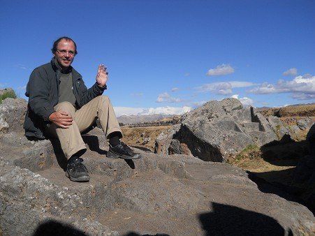 Sacsayhuam�n (Cusco), big quarry, the multiple throne - greetings from Michael Palomino