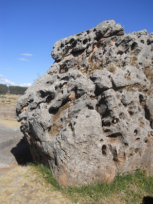 Sacsayhuam�n (Cusco), big quarry, holed stone 01