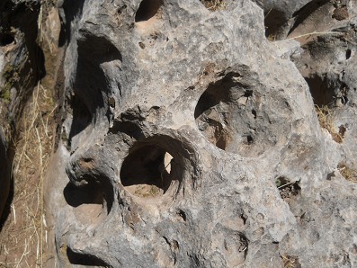 Sacsayhuam�n (Cusco), big quarry, holed stone, zoom 01
