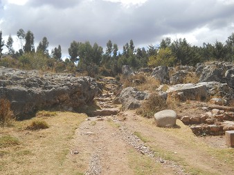 Cusco Sacsayhuam�n, auf dem Weg zum Treppen- und Thronstein "Chinchana grande"