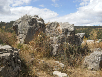Cusco Sacsayhuam�n, auf dem Weg zum Treppen- und Thronstein "Chinchana grande", Felsen mit geschnittenen Fl�chen 01