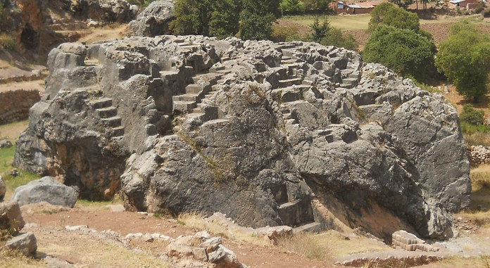 Der
              Treppen- und Thronfelsen "Chinchana grande"
              (Treppenfelsen) - Nahaufnahme