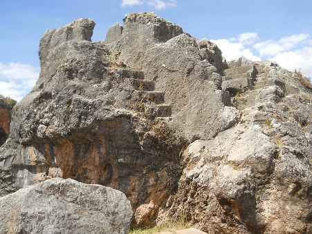 Der Treppen- und Thronfelsen "Chinchana grande" (Treppenfelsen), Seitenansicht - grosse Schnitte in schwarz-rotem Fels