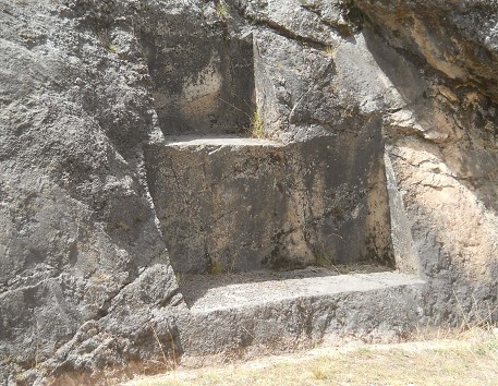 Details vom Treppen- und Thronfelsen "Chinchana grande" Teil 2 (rechts): Nahaufnahme des Throns frontal
