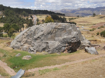 Details vom Treppen- und Thronfelsen "Chinchana grande", Ansicht 3 mit vielen Thronen