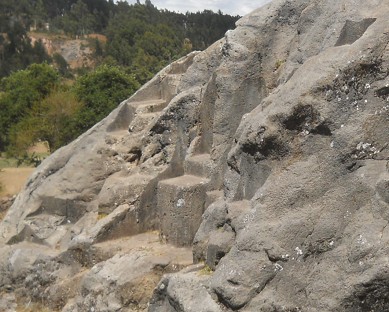 Cusco Sacsayhuam�n, Treppen- und Thronfelsen "Chinchana grande", Mehrfachthron 01