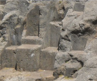 Cusco Sacsayhuam�n, Treppen- und Thronfelsen "Chinchana grande", Mehrfachthron 02