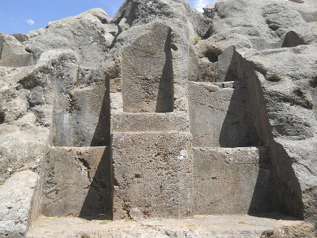 Cusco Sacsayhuam�n, Treppen- und Thronfelsen "Chinchana grande", Mehrfachthron 04