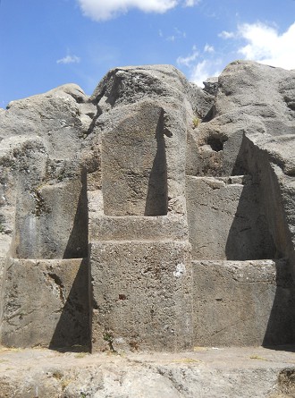 Cusco Sacsayhuam�n, Treppen- und Thronfelsen "Chinchana grande", Mehrfachthron 05
