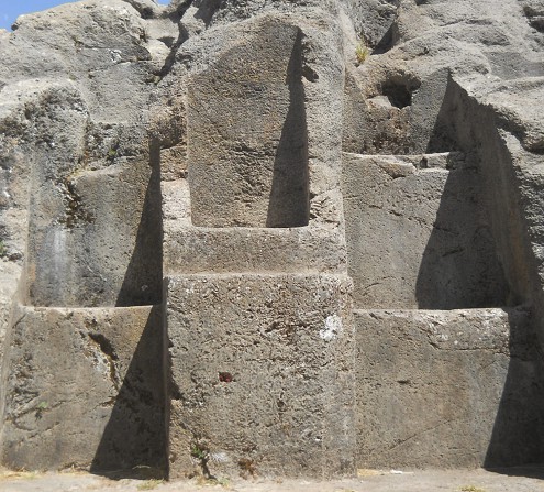 Cusco Sacsayhuam�n, Treppen- und Thronfelsen "Chinchana grande", Mehrfachthron 06