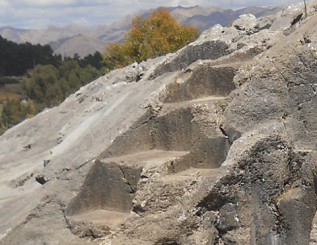 Cusco Sacsayhuam�n, Treppen- und Thronfelsen "Chinchana grande", kleiner Thron 01