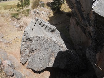Cusco Sacsayhuam�n, Treppen- und Thronfelsen "Chinchana grande", abgebrochener Felsteil