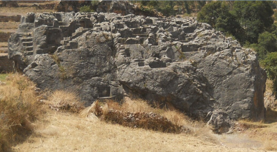 Cusco Sacsayhuam�n, Treppen- und Thronfelsen "Chinchana grande", Ansicht 5 mit vielen Podien und Thronen - Nahaufnahme
