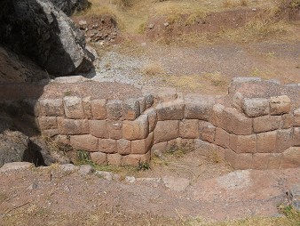 Bereich des Treppensteins "Chinchana grande": Perfekte Inkamauer mit Kurvennische 01