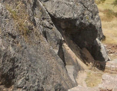 Details from the rock of stairs and thrones "Chinchana grande" part 2 (right): lateral view of the throne
