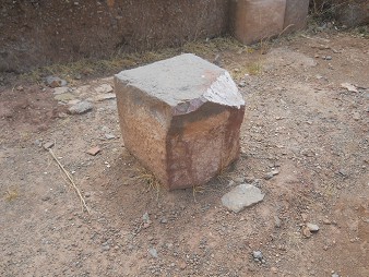 Cusco Sacsayhuam�n, on the way to the rock of stairs and thrones "Chinchana grande", zoom of the almost cube formed stone