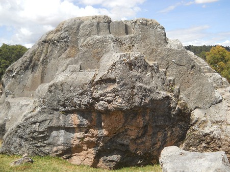 Details from the rock of stairs and thrones "Chinchana grande", view 3 with big thrones, zoom