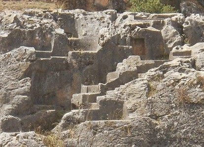 Cusco Sacsayhuam�n, roca de escaleras y tronos "Chinchana grande", vista 5, escaleras y tronos, primer plano 02