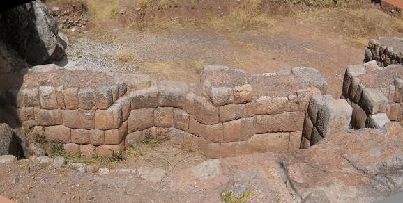 Area of the rock of stairs "Chinchana grande": perfect Inca wall with curvy niche, panorama