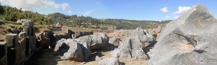 Cusco Sacsayhuam�n 10, Chaosbereich, gewellte, geschmolzene Steine, Panorama 01