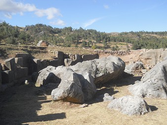 Cusco Sacsayhuam�n 10, Chaosbereich, gewellte, geschmolzene Steine 01