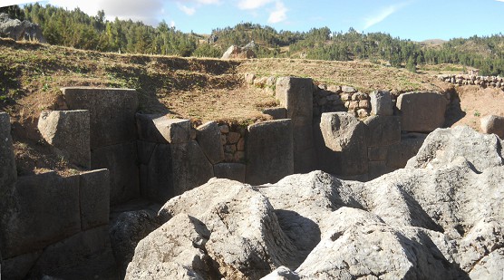 Cusco Sacsayhuam�n 10, Chaosbereich, gewellte, geschmolzene Steine, Panorama 02