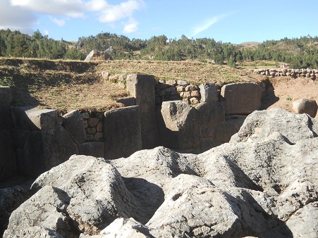 Cusco Sacsayhuam�n 10, Chaosbereich, gewellte, geschmolzene Steine 05