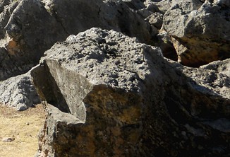 Cusco Sacsayhuam�n 10, Chaosbereich mit dem Steinechaos 01 - ein Thronschnitt, Nahaufnahme