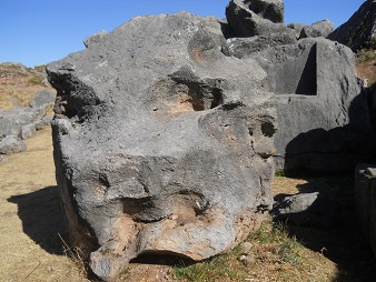 Cusco Sacsayhuam�n 10, Chaosbereich, geschmolzener Gigastein in Schwarz-Rot 01