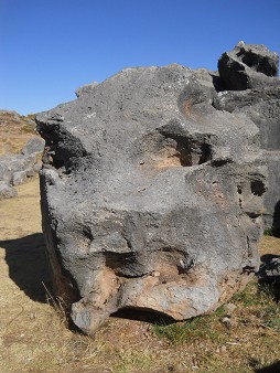 Cusco Sacsayhuam�n 10, Chaosbereich, geschmolzener Gigastein in Schwarz-Rot 02