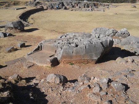 Cusco
              Sacsayhuam�n 10, Chaosbereich, ein gewellter Stein mit
              Thron, Schnitten und L�chern