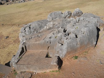 Cusco Sacsayhuam�n 10, Chaosbereich, gewellter Stein mit Thron, Schnitten und L�chern 2