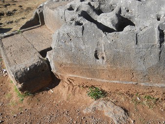 Cusco Sacsayhuam�n 10, Chaosbereich, gewellter Stein mit Thron, Schnitten und L�chern - Thron Nahaufnahme