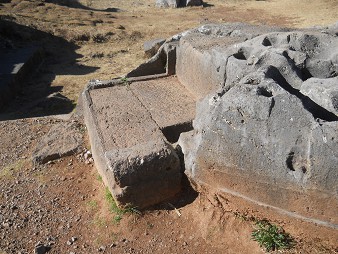 Cusco Sacsayhuam�n 10, Chaosbereich, gewellter Stein mit Thron, Schnitten und L�chern - Thron mit speziellen R�ndern 4
