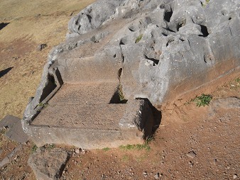Cusco Sacsayhuam�n 10, Chaosbereich, gewellter Stein mit Thron, Schnitten und L�chern - Thron Nahaufnahme 1