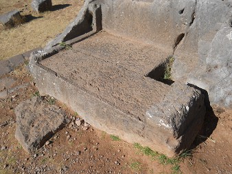 Cusco Sacsayhuam�n 10, Chaosbereich, gewellter Stein mit Thron, Schnitten und L�chern - Thron mit speziellen R�ndern - Nahaufnahme 2