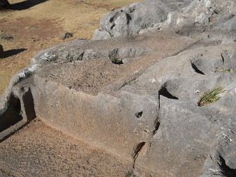 Cusco Sacsayhuam�n 10, Chaosbereich, gewellter Stein mit Thron, Schnitten und L�chern - Thron mit speziellen R�ndern, Nahaufnahme 3