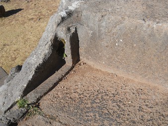 Cusco Sacsayhuam�n 10, Chaosbereich, gewellter Stein mit Thron, Schnitten und L�chern - Thron mit speziellen R�ndern, Nahaufnahme 4