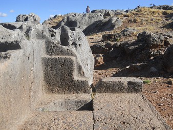 Cusco Sacsayhuam�n 10, Chaosbereich, gewellter Stein mit Thron, Schnitten und L�chern - die Thronr�nder der anderen Seite, Nahaufnahme 5