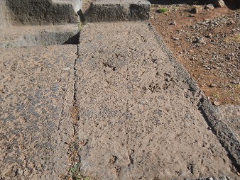 Cusco Sacsayhuam�n 10, Chaosbereich, gewellter Stein mit Thron, Schnitten und L�chern - die raue Oberfl�che, Nahaufnahme 01