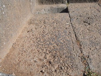 Cusco Sacsayhuam�n 10, Chaosbereich, gewellter Stein mit Thron, Schnitten und L�chern - die raue Oberfl�che, Nahaufnahme 02