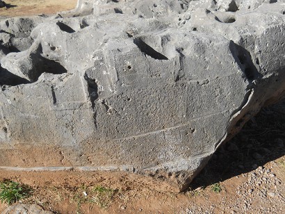 Cusco Sacsayhuam�n 10, Chaosbereich, gewellter Stein mit Thron, Schnitten und L�chern - grosse Schnitte, Nahaufnahme 1