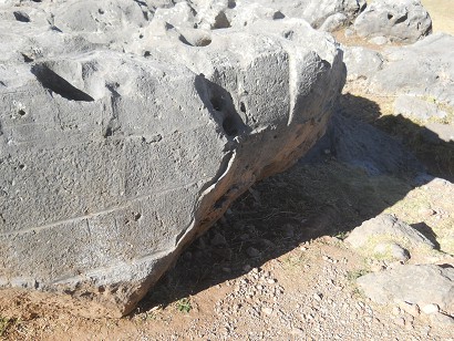 Cusco Sacsayhuam�n 10, Chaosbereich, gewellter Stein mit Thron, Schnitten und L�chern - grosse Schnitte, Nahaufnahme 2