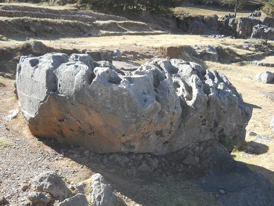 Cusco Sacsayhuam�n 10, Chaosbereich, gewellter Stein mit Thron, Schnitten und L�chern - grosse Schnitte an der Hinterseite, Nahaufnahme 4