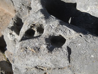 Cusco Sacsayhuam�n 10, Chaosbereich, gewellter Stein mit Thron, Schnitten und L�chern - L�cher und Ritzzeichnungen, Nahaufnahme 2
